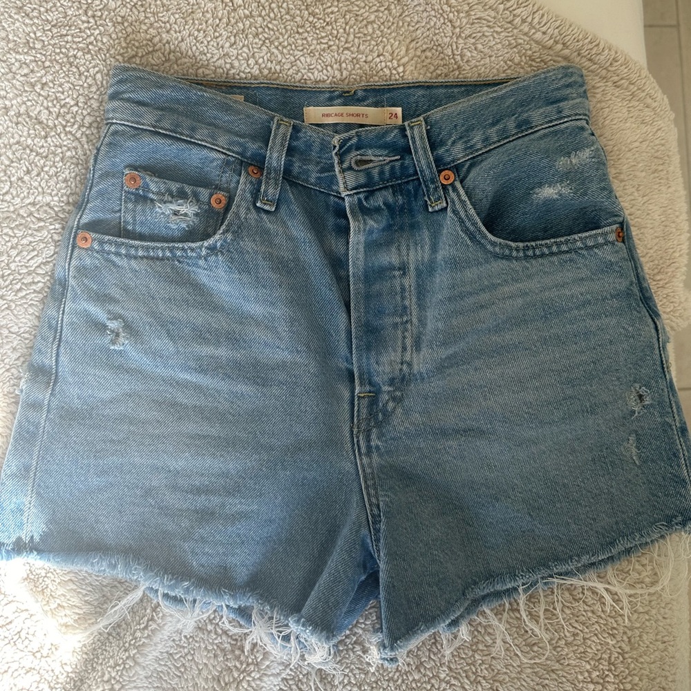 Levi’s light wash ribcage shorts size 24